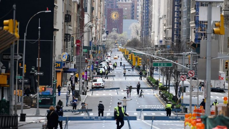 En la imagen se ve gente dando paseando y tomando aire fresco mientras caminan distanciados socialmente en el Park Avenue el 27 de marzo de 2020 en la ciudad de Nueva York por la pandemia causada por el virus del PCCh. (ANGELA WEISS/AFP vía Getty Images)
