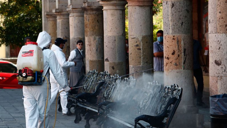 El personal sanitario higieniza los espacios públicos de Zapopan como parte de las medidas preventivas contra la propagación del virus del PCCh el 27 de marzo de 2020 en Zapopan, México. (Refugio Ruiz/Getty Images)