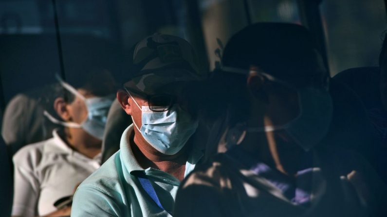Los funcionarios del Instituto Hondureño de Seguridad Social llevan máscaras faciales como medida de protección contra la propagación del virus del PCCh, en Tegucigalpa, Honduras, el 29 de marzo de 2020. (ORLANDO SIERRA/AFP vía Getty Images)