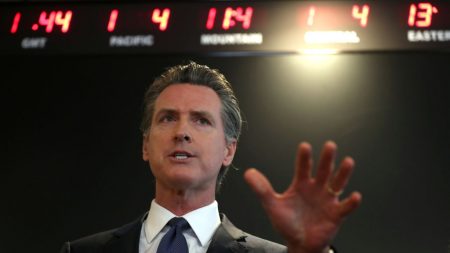 Newsom revela un presupuesto reducido, dice que la Ley Héroes es la solución