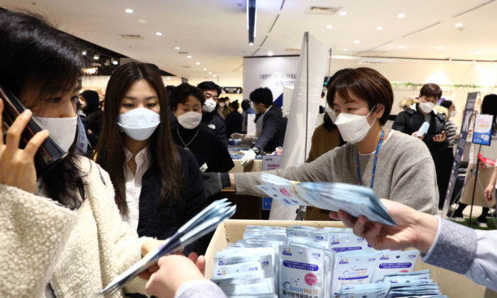 La gente compra mascarillas en una tienda por departamentos en Seúl, Corea del Sur, el 28 de febrero de 2020. (Chung Sung-Jun/Getty Images)