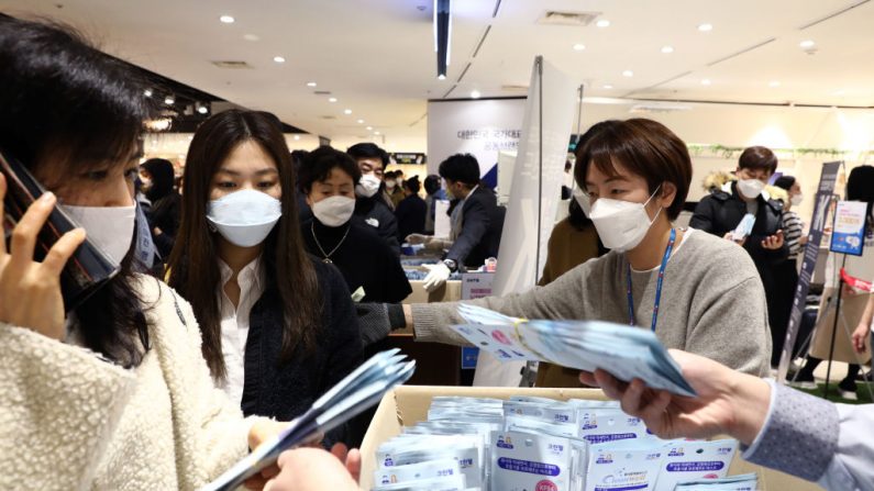 Gente comprando mascarillas en una tienda por departamentos en Seúl, Corea del Sur, el 28 de febrero de 2020. (Chung Sung-Jun/Getty Images)
