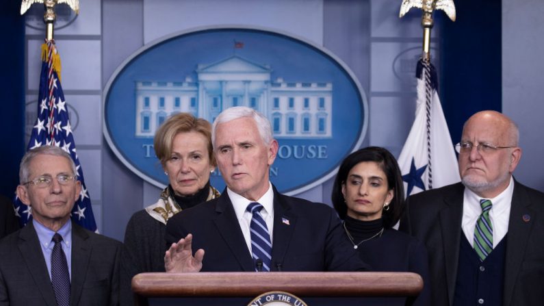 El vicepresidente Mike Pence habla durante una sesión informativa sobre la respuesta al coronavirus de la administración Trump, en la sala de prensa de la Casa Blanca, en Washington el 4 de marzo de 2020. (Tasos Katopodis / Getty Images)
