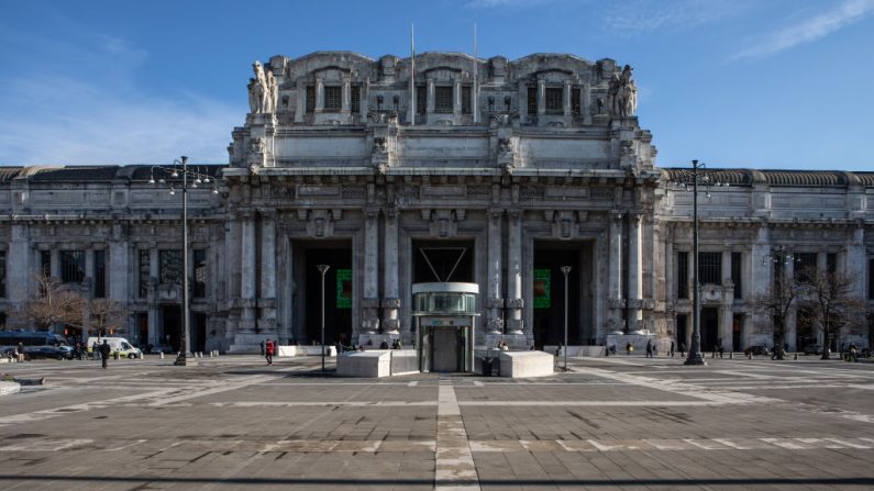 Una vista general de una plaza desierta frente a la Estación Central de Milán el 08 de marzo de 2020 en Milán, Italia. (Emanuele Cremaschi/Getty Images)