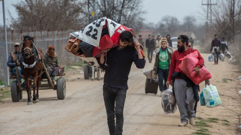 Refugiados e inmigrantes caminan hacia el cruce fronterizo de Pazarkule entre Turquía y Grecia el 09 de marzo de 2020 en Edirne, Turquía. )Burak Kara/Getty Images)
