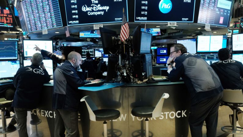 Operadores trabajan en el piso de la Bolsa de Valores de Nueva York (NYSE) el 09 de marzo de 2020 en la ciudad de Nueva York. (Spencer Platt/Getty Images)