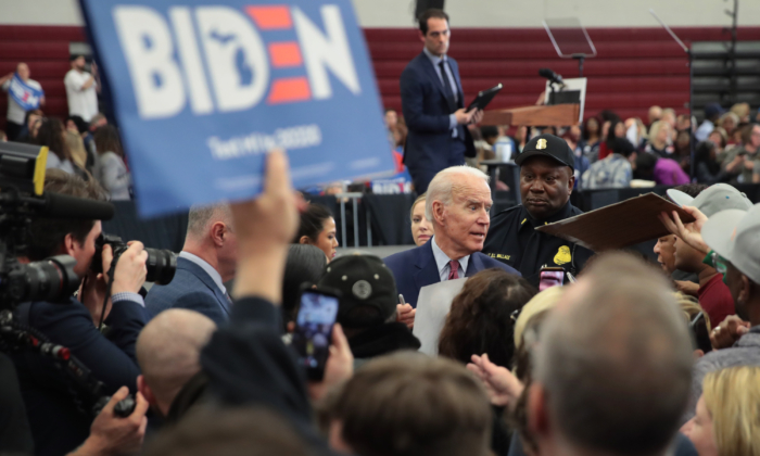El candidato presidencial demócrata Joe Biden saluda a sus partidarios al salir de un mitin de campaña en la Escuela Secundaria Renaissance en Detroit, Michigan, el 9 de marzo de 2020. (Scott Olson/Getty Images)