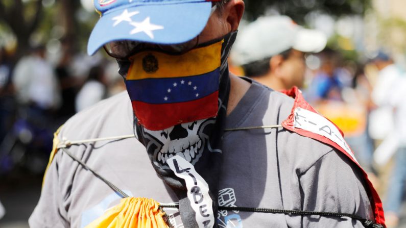 Manifestante lleva un pañuelo en la boca con la bandera venezolana durante una manifestación contra el régimen de Nicolás Maduro el 10 de marzo de 2020 en Caracas, Venezuela. (Leonardo Fernández Viloria/Getty Images)
