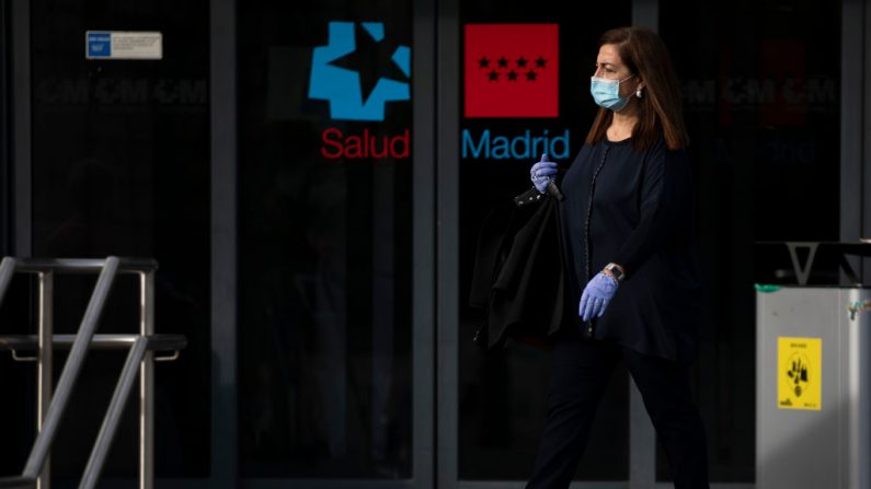 Una mujer con una máscara protectora y guantes sale del Hospital de La Paz el 11 de marzo de 2020 en Madrid, España. (Pablo Blazquez Dominguez/Getty Images)