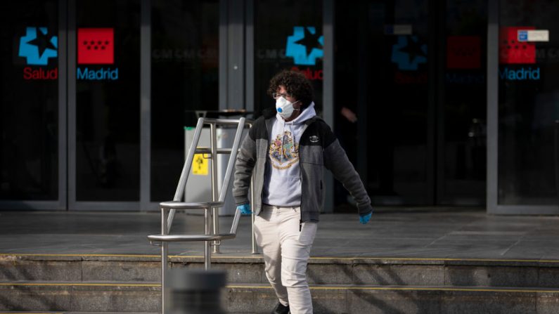 Un hombre con una máscara y guantes protectores sale del Hospital de La Paz el 11 de marzo de 2020 en Madrid, España. (Pablo Blazquez Dominguez/Getty Images)