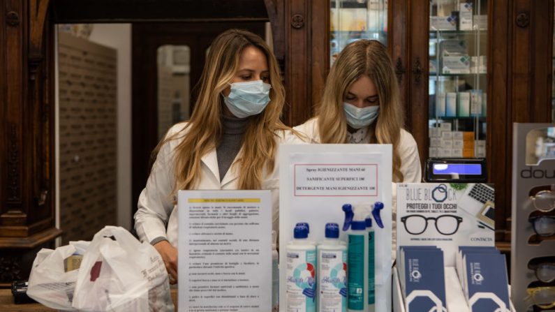 Farmacéuticas trabajando el 11 de marzo de 2020 en Milán, Italia. (Emanuele Cremaschi/Getty Images)