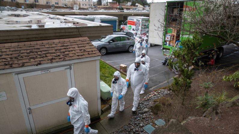 Un equipo de limpieza que usa ropa protectora (PPE) para protegerlos del coronavirus ingresa al Life Care Center, el 12 de marzo de 2020, en Kirkland, Washington. (John Moore/Getty Images)