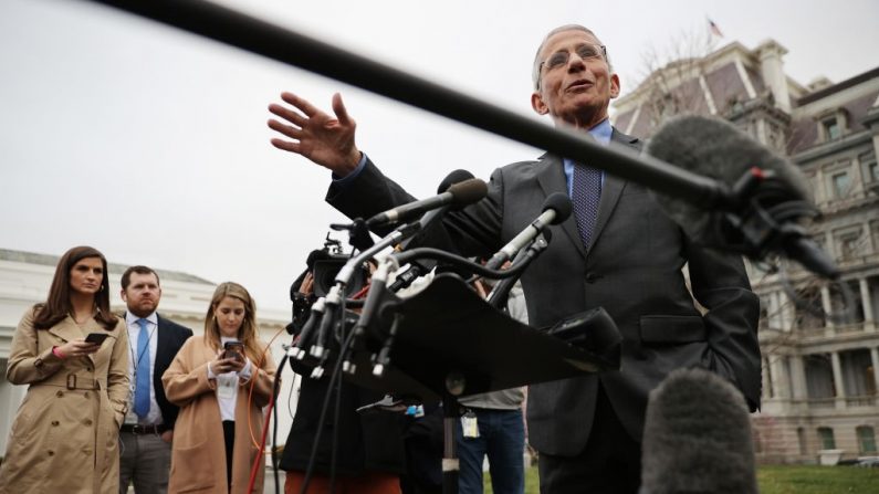 El director del Instituto Nacional de Alergias y Enfermedades Infecciosas, Anthony Fauci, habla con los periodistas sobre la respuesta de la administración Trump al brote global de coronavirus en las afueras de la Casa Blanca el 12 de marzo de 2020 en Washington, DC. (Foto de Chip Somodevilla/Getty Images)