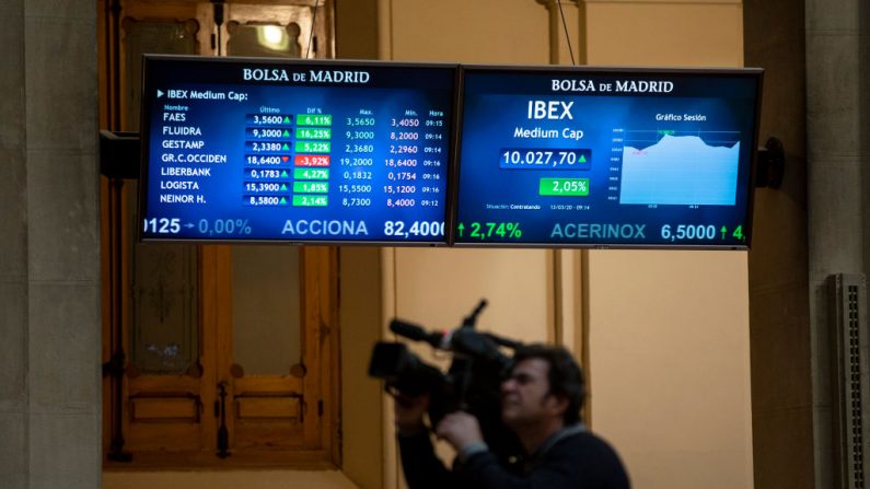 Un camarógrafo trabaja dentro de la Bolsa de Madrid el 13 de marzo de 2020 en Madrid, España. (Pablo Blazquez Dominguez/Getty Images)