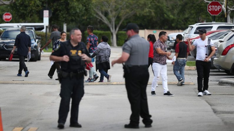 Personas caminando por el estacionamiento del Servicio de Inmigración y Aduanas de Estados Unidos (ICE) el 13 de marzo de 2020 en Miramar, Florida. (Foto de Joe Raedle/Getty Images)