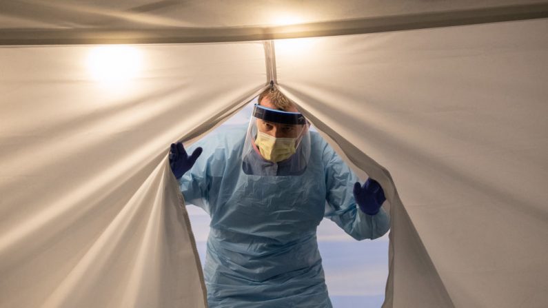 Una enfermera con ropa de protección sale de una tienda de campaña en un centro de pruebas de coronavirus en el centro médico de la Universidad de Washington el 13 de marzo de 2020 en Seattle, Washington. (John Moore/Getty Images)