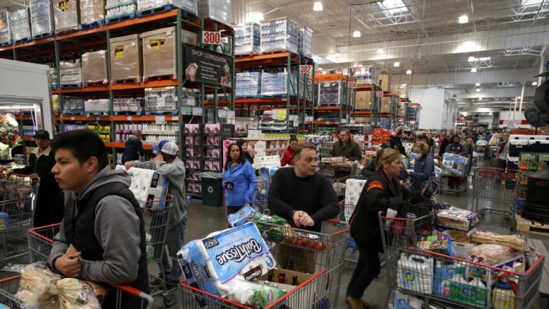 Clientes hacen fila para pagar en una tienda de Costco el 14 de marzo de 2020 en Novato, California. (Justin Sullivan/Getty Images)