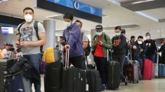 Viajeros de EE.UU. soportan largas filas debido al aumento de los exámenes médicos en aeropuertos