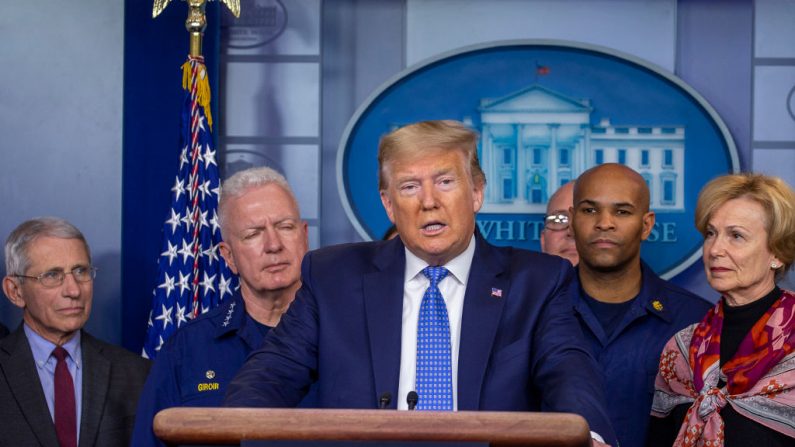 El presidente Donald Trump habla a los medios de comunicación en la sala de prensa de la Casa Blanca el 15 de marzo de 2020. (Tasos Katopodis / Getty Images)
