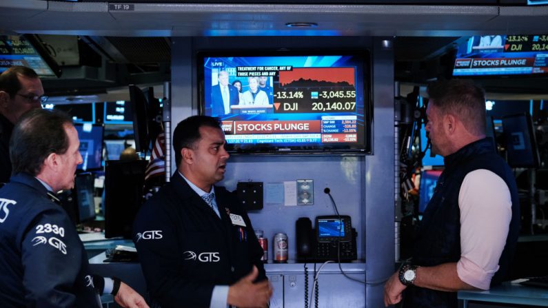 Traders en el piso de la Bolsa de Nueva York (NYSE) en medio de una drástica caída de Wall Street, el 16 de marzo de 2020, en la ciudad de Nueva York.(Spencer Platt/Getty Images)
