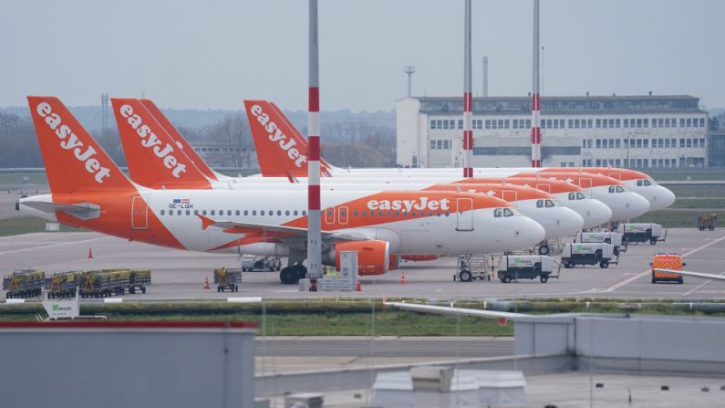 Aviones de la aerolínea de descuento EasyJet ubicados en el aeropuerto de Berlín-Schoenefeld, el 17 de marzo de 2020, en Schoenefeld, Alemania. (Sean Gallup/Getty Images)