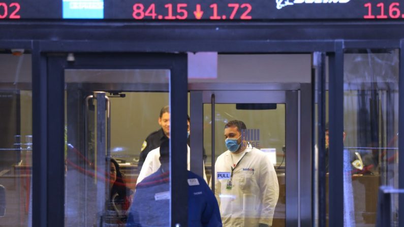 Personal médico espera para tomar la temperatura de comerciantes y otros que entran en la Bolsa de Nueva York (NYSE) el 17 de marzo de 2020 en la ciudad de Nueva York. (Foto de Spencer Platt/Getty Images)