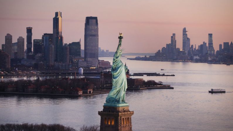  Estatua de la Libertad en Manhattan el 18 de marzo de 2020 en la ciudad de Nueva York. (Spencer Platt/Getty Images)