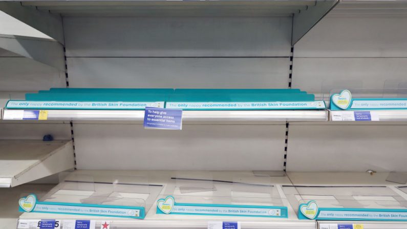 Estantes vacíos de pañales dentro de un supermercado Tesco el 18 de marzo de 2020 en Southampton, Reino Unido, tras las "compras de pánico" que vaciaron los estantes de los supermercados de artículos como papel higiénico y productos de limpieza. (Naomi Baker/Getty Images)
