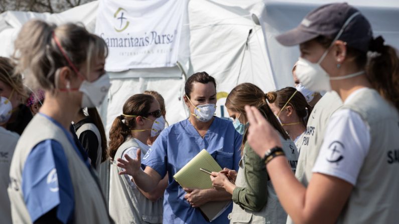 El personal de Samaritan's Purse se reúne en un hospital de campo de emergencia de Samaritan's Purse el 20 de marzo de 2020 en Cremona, cerca de Milán, Italia. (Emanuele Cremaschi/Getty Images)