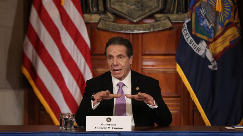 El gobernador de Nueva York, Andrew Cuomo, habla durante su conferencia de prensa diaria en medio del brote de coronavirus en la ciudad de Nueva York, el 20 de marzo de 2020. (Bennett Raglin / Getty Images)