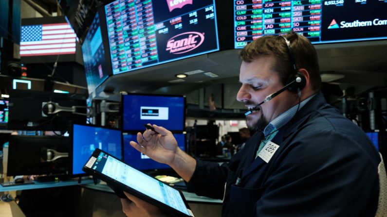 Los comerciantes trabajan en el piso de la Bolsa de Valores de Nueva York (NYSE) el 20 de marzo de 2020 en la ciudad de Nueva York, EE.UU. (Spencer Platt/Getty Images)