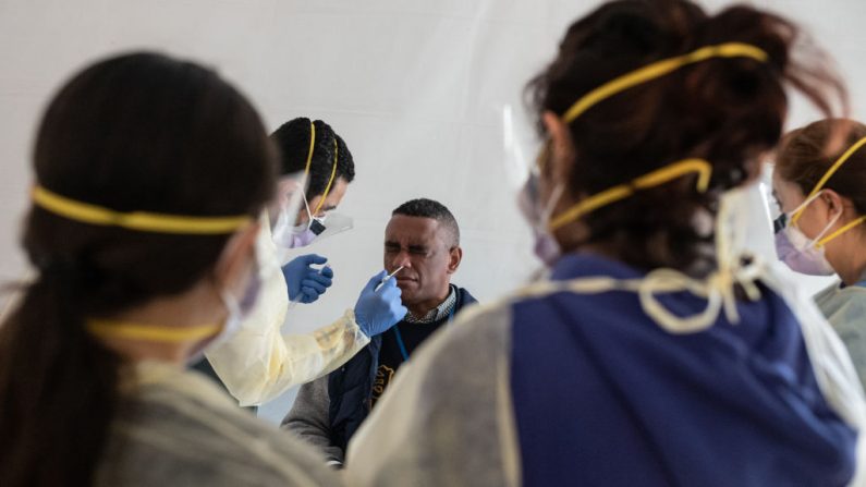 Los médicos evalúan al personal del hospital con síntomas similares a la gripe para detectar el virus del PCCh en tiendas instaladas para evaluar posibles pacientes afuera antes de ingresar al área principal del departamento de emergencias en el hospital St. Barnabas en el distrito de Bronx de la ciudad de Nueva York el 24 de marzo de 2020. Misha Friedman / Getty Images)
