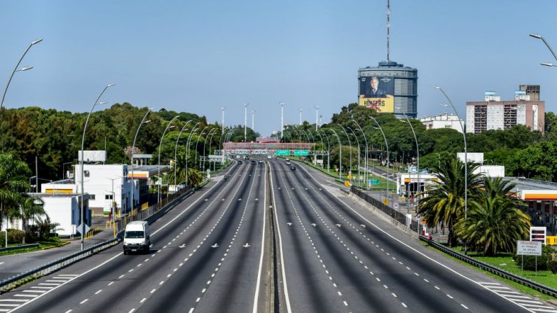 Sólo unos pocos vehículos autorizados pasan por la Avenida General Paz durante la cuarentena del 24 de marzo de 2020 en Buenos Aires, Argentina. (Amilcar Orfali/Getty Images)