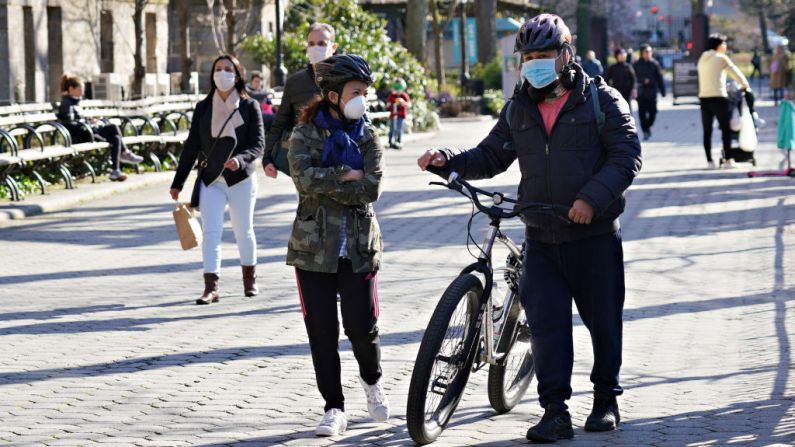 La gente disfruta de las actividades en el Central Park mientras el coronavirus sigue extendiéndose por los Estados Unidos el 24 de marzo de 2020 en la ciudad de Nueva York. (Cindy Ord/Getty Images)