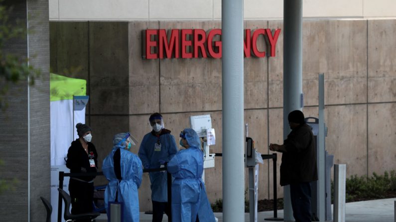 Profesionales de la salud examinan a las personas que entran a emergencias del Hospital Highland el 26 de marzo de 2020 en Oakland, California. (Justin Sullivan/Getty Images)