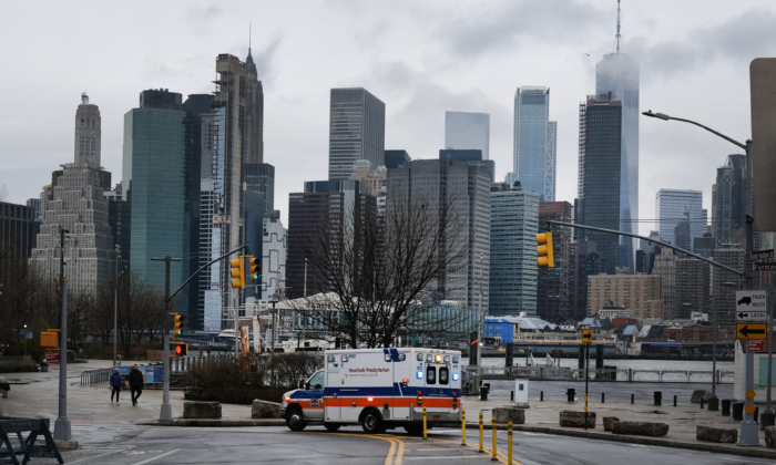 Una ambulancia se detiene en Brooklyn. En la imagen también se observa el bajo Manhattan asomándose al fondo en la ciudad de Nueva York el 28 de marzo de 2020. (Spencer Platt/Getty Images)