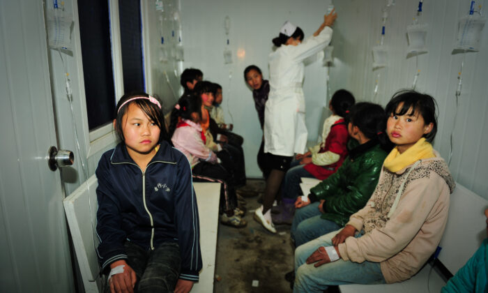  Estudiantes reciben tratamiento en un hospital local del condado de Zhijin, provincia de Guizhou (China), el 29 de marzo de 2012. (Getty Images)