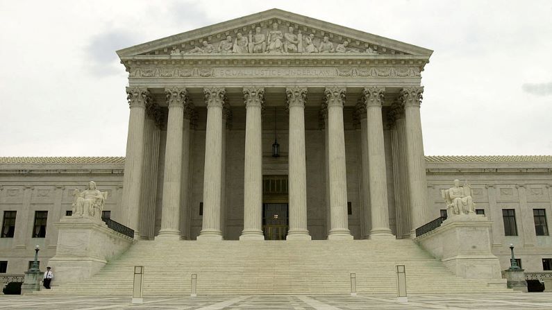 Suprema Corte de Justicia de los EE.UU. 7 de octubre de 2002 en Washington, D.C.  (Foto de Stefan Zaklin/ Getty Images)