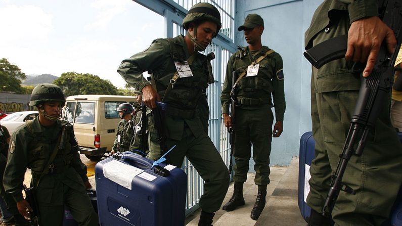 Soldados venezolanos transportan nuevo material electoral electrónico en Caracas el 3 de octubre de 2012 antes de la votación presidencial del 7 de octubre. (Imagen de contexto GERALDO CASO/AFP/GettyImages)
