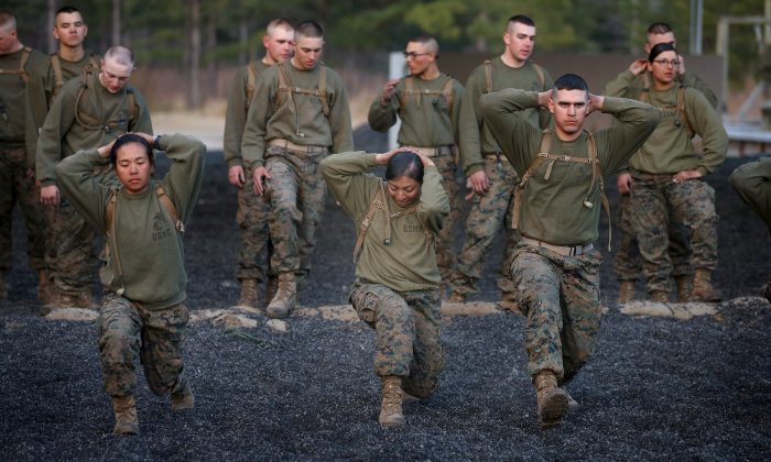 Los marines participan en un ejercicio de acondicionamiento de combate durante su entrenamiento en el Campamento Lejeune, Carolina del Norte, el 20 de febrero de 2013. (Scott Olson/Getty Images)