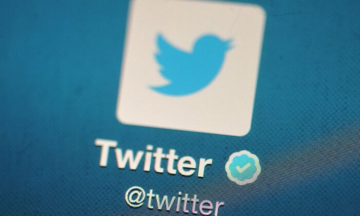 El logo de Twitter en un dispositivo móvil en una imagen de archivo de Londres, el 7 de noviembre de 2013. (Bethany Clarke/Getty Images)