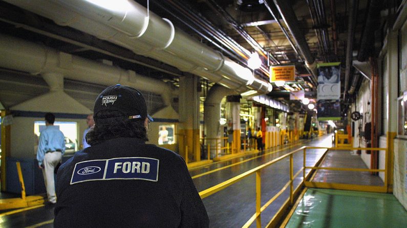 Un empleado de Ford mira hacia un largo pasillo en la planta de ensamblaje de Ford en Dearborn, Michigan, EE.UU., el 16 de junio de 2003. (Bill Pugliano/Getty Images)