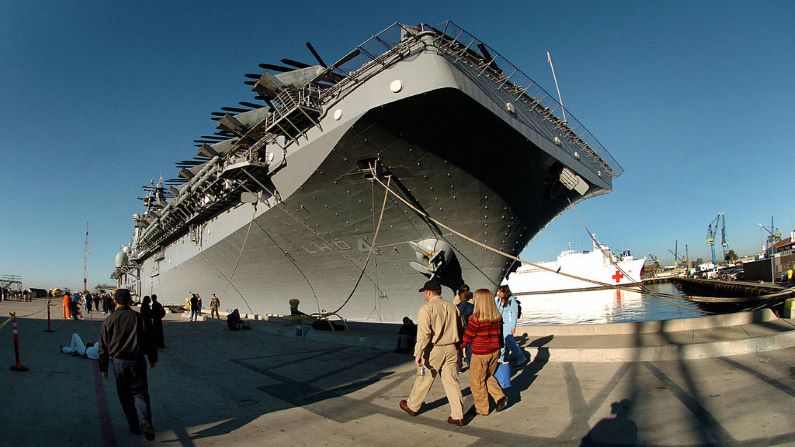 Foto publicada por la Marina de Estados Unidos el 14 de enero de 2004 mostrando a los tripulantes del buque de asalto anfibio USS Boxer a punto de embarcar en San Diego, California. (MARK J. REBILAS/AFP a través de Getty Images)