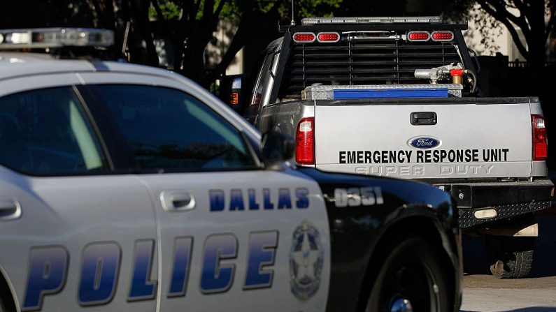 Un automóvil de la policía de Dallas y un vehículo de respuesta a emergencias se encuentran en el estacionamiento de un complejo de apartamentos, el 16 de octubre de 2014 en Dallas, Texas. (Mike Stone/Getty Images)