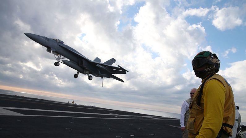  Un F18 Super Hornet se prepara para aterrizar en la cubierta del USS Eisenhower frente a la costa de Virginia, el 10 de diciembre de 2015 en el Océano Atlántico. Una mujer que trabajaba bajo contrato del Pentágono fue acusada de ofrecer información militar clasificada a un probable agente de Hezbolá. (Foto de Mark Wilson/Getty Images)
