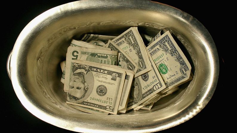 Fuente de recolección de donaciones lleno de dólares estadounidenses en una imagen de archivo. (Meaghan Murphy/Getty Images)