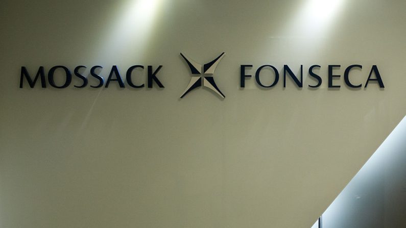 El logo de la firma de abogados de Panamá Mossack Fonseca, en la entrada de su oficina en Hong Kong el 14 de abril de 2016. (AARON TAM/AFP a través de Getty Images)
