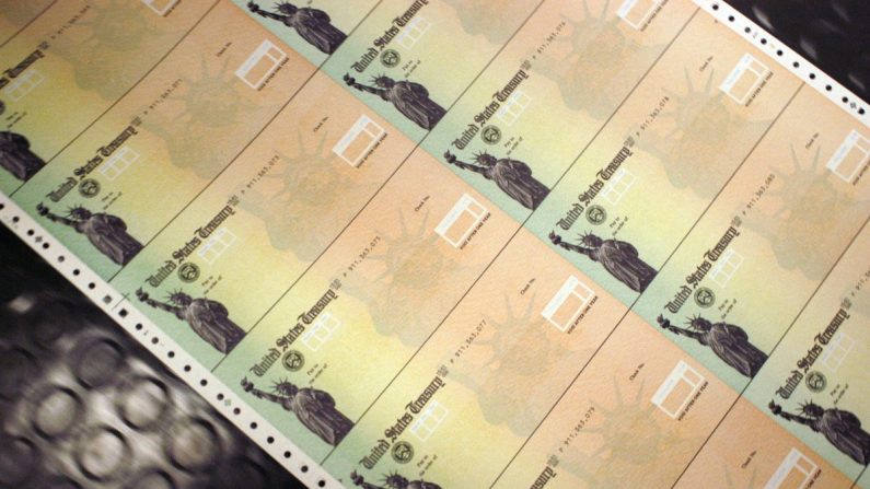 Los cheques en blanco de Seguridad Social se imprimen en la imprenta del Tesoro de Estados Unidos en Filadelfia, Pensilvania, el 11 de febrero de 2005. (William Thomas Cain/Getty Images)