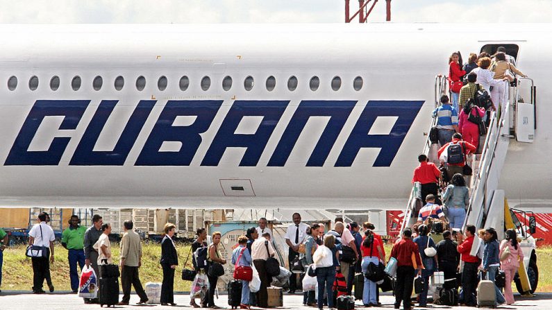 Un grupo de 69 médicos cubanos se embarcan en un avión de Cubana de Aviación para regresar a Cuba en el Aeropuerto Internacional de Brasilia el 15 de abril de 2005. (El crédito de la foto debe leerse EVARISTO SA/AFP vía Getty Images)
