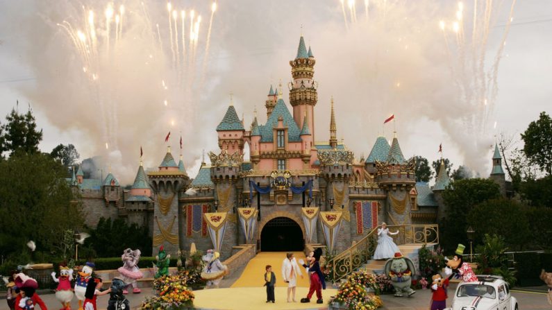 Los fuegos artificiales explotan bajo cielos nublados cuando los dignatarios y personajes de Disney aparecen frente al Castillo de la Bella Durmiente en la clausura de las ceremonias del 50 aniversario de Disneylandia el 5 de mayo de 2005 en Anaheim, California. (Foto de David McNew/Getty Images)
